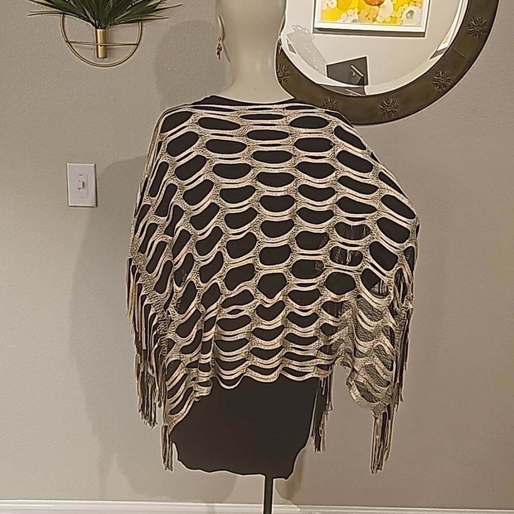 Poncho - Picture 4 of 6